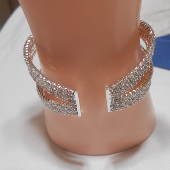 NEW GORGEOUS CLEAR RHINESTONE BANGLE BRACELET ON SILVER BAND IN BLUE JEWELRY BOX - Picture 4 of 9